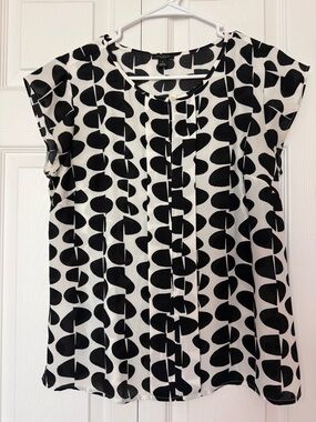 Ann Taylor Black & White Geometric Cap-Sleeve Blouse